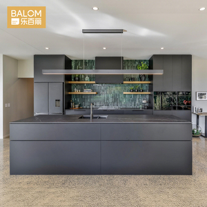 Ensemble d'armoires de cuisine BALOM modernes et luxueuses sans poignées avec îlot en pierre foncée, appareils <span class=keywords><strong>électroménager</strong></span>s intégrés, armoires de cuisine modulaires RTA - Product Image 2