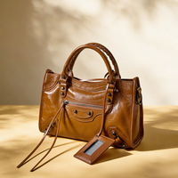 Sac bandoulière biker rétro clouté pour femme, en cuir véritable, grande capacité, avec fermeture éclair, le plus vendu