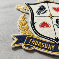 Badge brodé personnalisé ODM en feutre non tissé thermocollant 3D, motif bouclier héraldique, avec fil doré métallique, motif oiseau, cœur, couronne, pour chapeaux, faible MOQ
