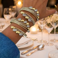 Bracelet manchette multi-rangs en laiton plaqué or 18 carats, style Mob Wife, pour événements sur le tapis rouge, finition anti-ternissement, motif goutte d'eau