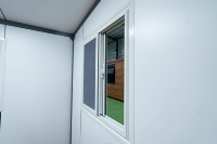 Casa Contenedor Plegable y Expandible de Diseño Nuevo, Blanca, Aislada, Prefabricada, con Baño y Cocina para Uso Residencial