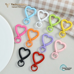 Juego de 8 Llaveros de Plástico con Forma de Corazón Coloridos, de Uso Universal - Product Image 6