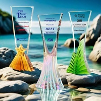 Trophée en cristal de verre gravé sur mesure haut de gamme en forme de sommet de montagne pour la reconnaissance annuelle des employés exceptionnels