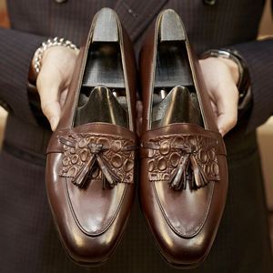 Latest Men's Formal Shoes, Engraved Designs Men's Casual Business Formal Leather Shoes Wedding Party Fashion Men's Shoes - Product Image 5