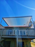 Pergola en aluminium de luxe avec éclairage LED, panneaux solaires, volets roulants motorisés, lames orientables, revêtement fluorocarboné imperméable