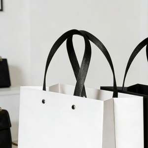 Bolsas de Papel Ecológicas Personalizables con Asas Reforzadas y Remaches, Ideales para Calzado, Ropa y Regalos de Lujo - Product Image 2