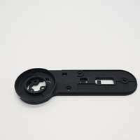 Plaque de montage en aluminium moulé sous pression usiné CNC noir, support de traversée multi-trous personnalisé
