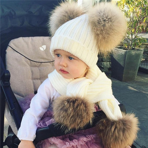 Coloré bébé mignon tricoté chapeau avec deux <span class=keywords><strong>pompons</strong></span> <span class=keywords><strong>de</strong></span> fourrure couleur unie tricoté bébé bonnet enfants Pom Pom chapeau avec écharpe ensemble - Product Image 1