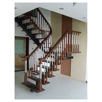 Escalier droit de bonne qualité pour les appartements en mezzanine sur le deuxième étage d'un duplex, escalier en bois