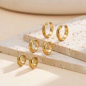 Lot de Boucles d'Oreilles Huggie Courbes Simples et Polyvalentes en Acier Inoxydable Plaqué Or 18K, Étanche, Vente en Gros - Product Image 5