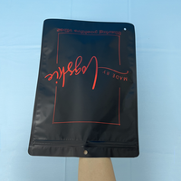 Pochette en plastique noir givré refermable avec logo imprimé sur mesure OEM pour T-shirt, sweat-shirt, emballage mat recyclable, sac à fermeture éclair
