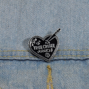 True Crime Junkie esmalte Pin Halloween gótico daga corazón broche solapa insignia Punk joyería regalo para amigos - Product Image 1