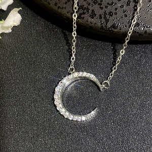 Collana con Ciondolo a Mezzaluna per Donne, Gioielli Minimalisti con Micro Pavé alla Moda - Product Image 3
