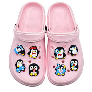 Encantadores adornos para zapatos de pingüino con anillos de esquí y natación, decoraciones personalizadas de animales de invierno y verano para zuecos - Product Image 2