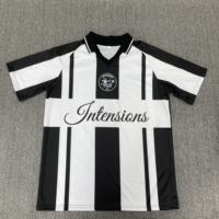 Streetwear Maßgeschneidertes Herren-Fußballtrikot Schwarz-Weiß Vertikale Geometrische Streifen V-Ausschnitt Polo Sublimiertes Fußballshirt
