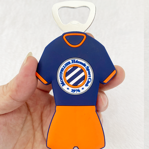 Ouvre-bouteille de football personnalisé <span class=keywords><strong>T</strong></span>-<span class=keywords><strong>shirt</strong></span> en jersey Ouvre-bouteille de bière en caoutchouc PVC souple Promotion Vente en gros Ouvre-bouteille de bière en silicone - Product Image 1