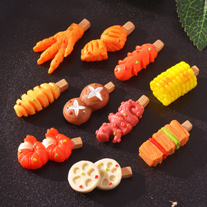 Venta al por mayor de pinchos pequeños micropaisaje de resina de escritorio pequeño ornamento simulación de perro caliente alas a la parrilla brochetas de maíz ornamento - Product Image 1