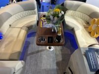 Bateau de patrouille en aluminium de 21 pieds avec console centrale et cabine fermée, idéal pour la pêche sportive, la croisière, les loisirs et les excursions