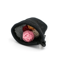Sac de rangement cosmétique en maille épaisse noire avec cordon de serrage, fermeture à bouton et étiquette personnalisée