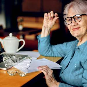 Regalo de Cumpleaños de Acrílico con Forma de Mariposa, Diseño Moderno y Único, Personalizado con Logotipo, para Mamá, Ideal para Exhibición - Product Image 3