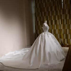 فستان زفاف فاخر أزرق مللكي بياقة حبيبة أكمام قصيرة عاري الظهر بطول الأرض ثوب كرة دانتيل قطار كاتدرائية - Product Image 3