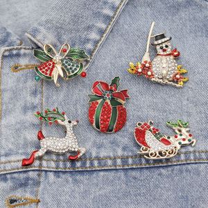 Broche de boda chapado con cristales europeos y americanos, con diseño de animales y figuras de dibujos animados (Manzana Roja, Muñeco de Nieve, Campana, Alce), para suministro a tiendas minoristas - Product Image 1