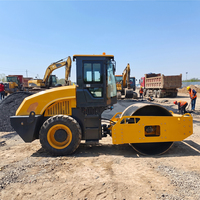 Rouleau compacteur vibrant à tambour unique de qualité supérieure 6, 8 et 10 tonnes, compresseur diesel avec patins personnalisés pour la construction, les routes et le compactage des sols.