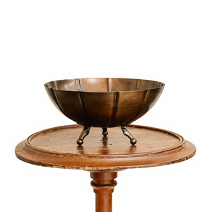 Bol de service alimentaire en métal de style européen avec base sur pied, accessoires de table, centre de table, présentoir, bol à fruits vintage, designs modernes - Product Image 1