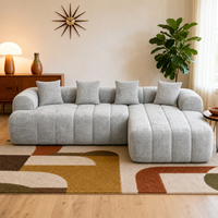 Canapé modulaire convertible gris clair capitonné avec chaise longue, profil bas, idéal pour appartement, loft, studio