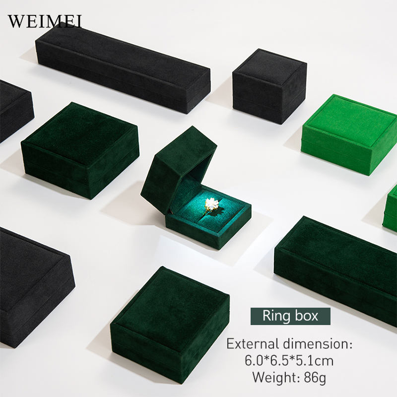 กล่องแหวนสีเขียวเข้ม