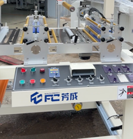 Machine de laminage haute précision à trois postes, laminateur automatique de film contrôlé par PLC pour le traitement des étiquettes en mousse et des rubans adhésifs