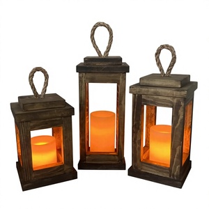 Lanterne en bois naturel faite à la main avec panneaux en verre et impression personnalisable pour la décoration de Noël à la maison, écologique - Product Image 4