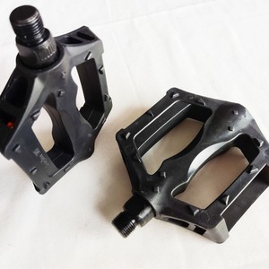 Pédales de vélo de montagne YanHua 20X, noires, en plastique, avec roulement à billes, axe en acier, fabriquées en Chine, certifiées pour le cyclisme hors route - Product Image 4