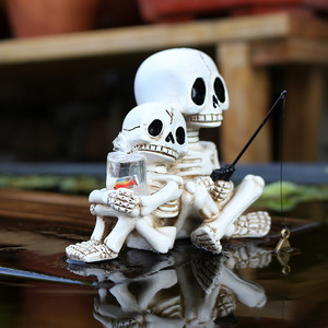 Une nouvelle tête de fantôme d'Halloween en résine avec un ornement père et fils pêcheurs est maintenant disponible, créant une scène chaleureuse. - Product Image 1