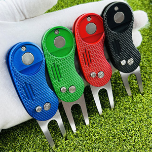 Outil de réparation de divots de golf personnalisé haut de gamme rétractable <span class=keywords><strong>7</strong></span> fonctions en aluminium et caoutchouc, modèle <span class=keywords><strong>Viking</strong></span> Shamrock, fin et à une pointe - Product Image 1