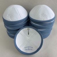 Kippa personnalisée écologique en lin et coton blanc pour toutes les saisons, avec broderie monogramme script et bord contrastant, intérieur imprimé