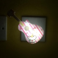 Lámpara de guitarra OEM W060, luz nocturna para dormitorio infantil, Material ABS, diseño moderno, enchufe emisor de luz blanca cálida, bonito regalo