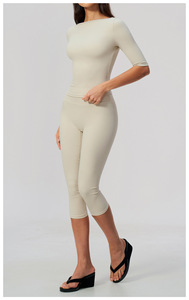 Ensemble décontracté tricoté pour femme : Crop top sans manches vert olive et leggings mi-mollet rayés en polyester respirant pour printemps/été - Product Image 6