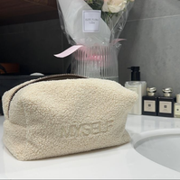 Trousse de Maquillage Marron Personnalisée Effet Peluche, Pochette Cosmétique Douce avec Logo Brodé, Grande Capacité, Fermeture Éclair