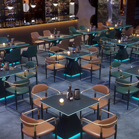 Ensemble de mobilier de restaurant KTV de style américain moderne en bois massif, tables et chaises durables avec mousse haute densité pour café