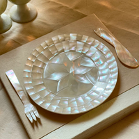 Assiette de service ronde décorative en mosaïque de coquillages irisés de luxe pour la maison et la restauration
