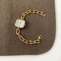 Montre à cadran carré avec bracelet, options de maillons dorés et argentés, pour la vente au détail de mode