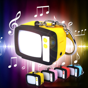 Llavero colgante vintage divertido de terror con forma de mini TV, que simula una carcasa de TV de juguete, regalo de Halloween - Product Image 4