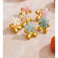 Anting-anting tusuk wanita JINYOU 6799, bentuk bunga ganda yang cantik dan mewah, terbuat dari resin akrilik dan baja tahan karat berlapis emas.