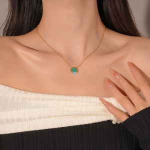 สร้อยคอจี้รูปใบโคลเวอร์สี่แฉกประดับมรกตเคลือบทอง 18K สร้อยคอคลาสสิกนำโชคสำหรับผู้หญิง ของขวัญเครื่องประดับแฟชั่น - Product Image 3