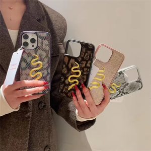 เคสโทรศัพท์มือถือแบบเคลือบเลนส์ยอดนิยมสำหรับ Samsung S23 ลายโลโก้แฟชั่น ตัดขอบไล่สี ประดับคริสตัล - Product Image 1