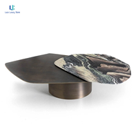 Table basse en marbre Luca Purple Landscape |   Plateaux superposés organiques à deux niveaux, base en bronze antique, luxe moderne, taille sur mesure