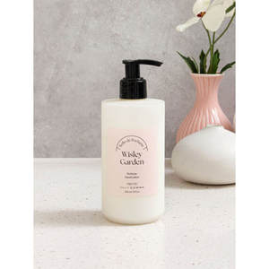 Dailycomma Belleau 300 ml Wisley Garden Crema de manos Formulada sabiamente Loción de manos inspirada en el jardín - Product Image 1