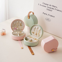 Boîte à bijoux ronde miniature avec poignée en cuir PU, petite boîte à bijoux portable de voyage pour femmes et filles, organiseur de rangement pour bijoux
