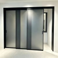 Porte coulissante à trois panneaux en alliage de titane et de magnésium sur mesure, verre texturé vertical pour intérieur moderne